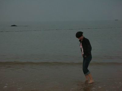 3点起来不见日,只好海边踏浪