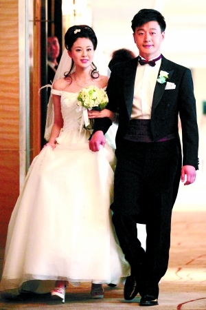 佟大为新娘原是关之琳<em>堂妹</em> 堂姐亲自陪同挑钻