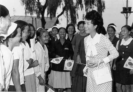 韩国前总统夫人的泳装生活照