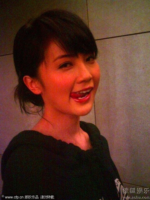 是不是现在<em>女生</em>照相都<em>喜欢</em>这个表情可爱的A S