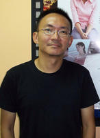 何蔚庭 Wi Ding Ho
