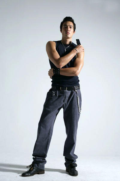  Daniel Henney 