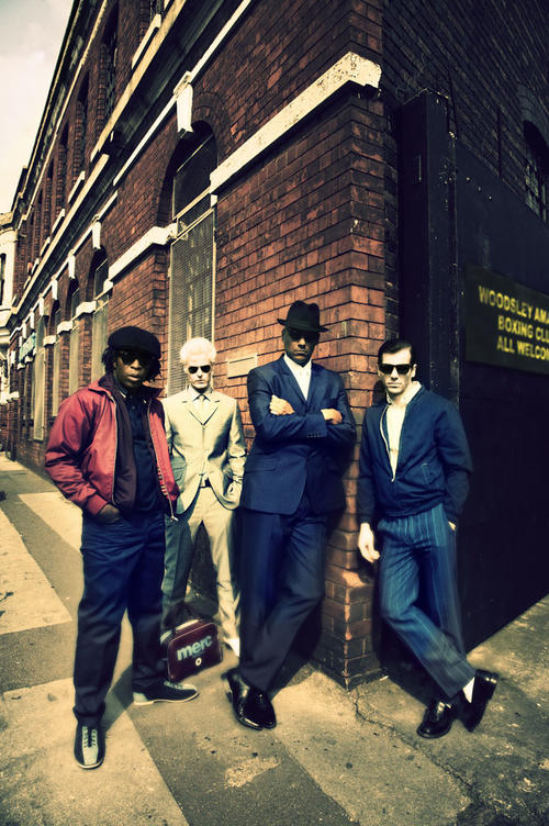 《夜总会看门人》特殊的职业让他变成一个rea