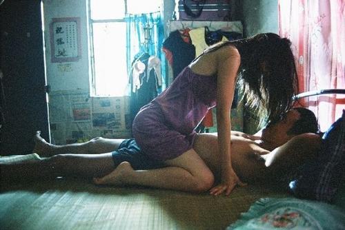 天水围的夜与雾》:<em>白衬衣</em>下的黑<em>胸罩</em>–+《天水