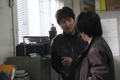 韩版《白夜行》首曝预告 黑白恋人亮相海报