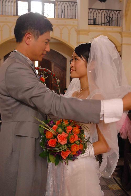 《<em>学警狙击</em>》曝陈键锋结婚照
