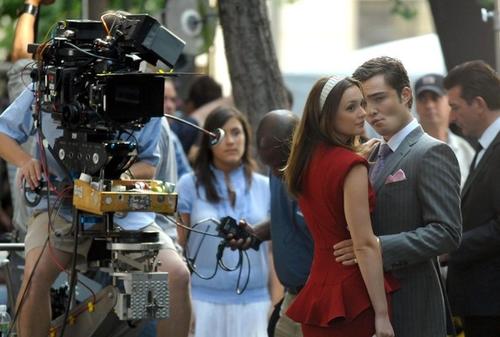 《<em>绯闻女孩</em>》回归 <em>查克</em>布莱尔现场苦练吻戏–