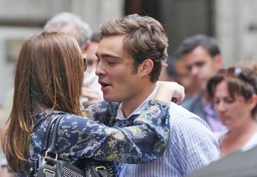 《<em>绯闻女孩</em>》回归 <em>查克</em>布莱尔现场苦练吻戏–