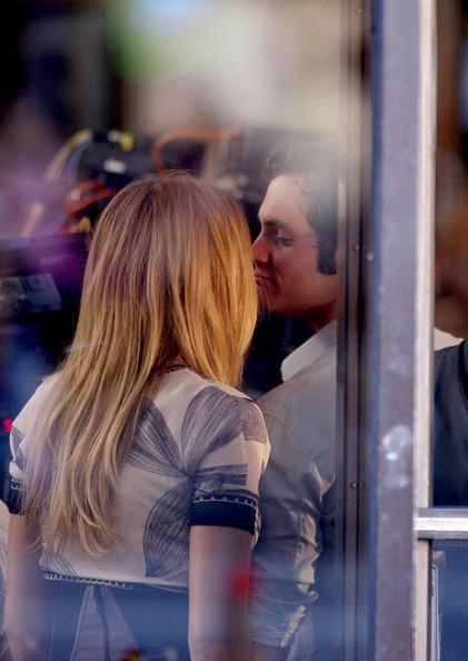 《<em>绯闻女孩</em>》回归 <em>查克</em>布莱尔现场苦练吻戏–