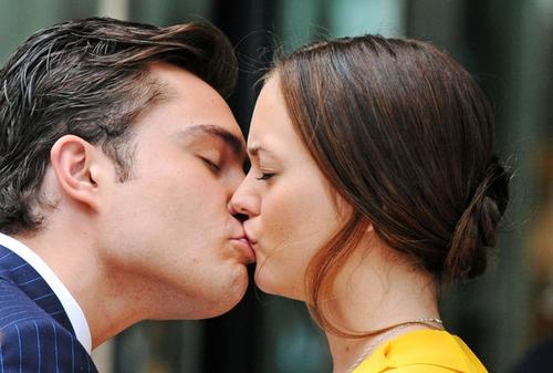 《<em>绯闻女孩</em>》回归 <em>查克</em>布莱尔现场苦练吻戏–