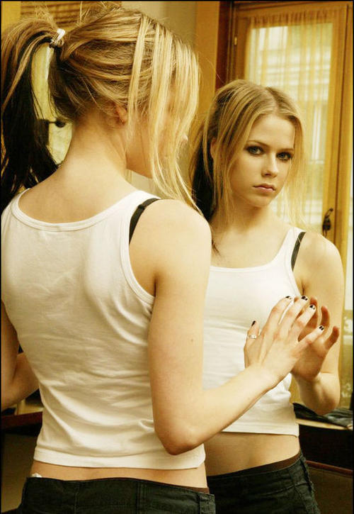  Avril  Lavigne -  Alice  ( Alice  In Wo<em></em>nderland Soun