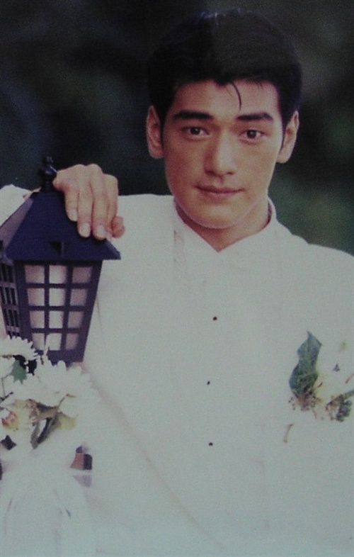 组图: 金城武 早期偶像卡 珍贵怀旧 倾城男子  金城 