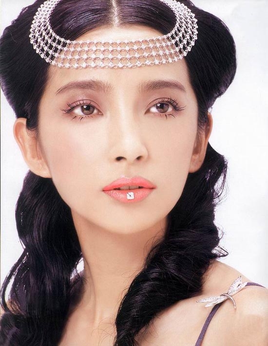 那唇钉真是太另类了