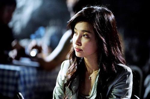 比如黄圣依和夏雨战斗的时候居然忘我的眉目传情.